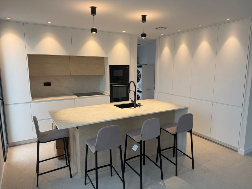 Cocina abierta en blanco, integrada con salón