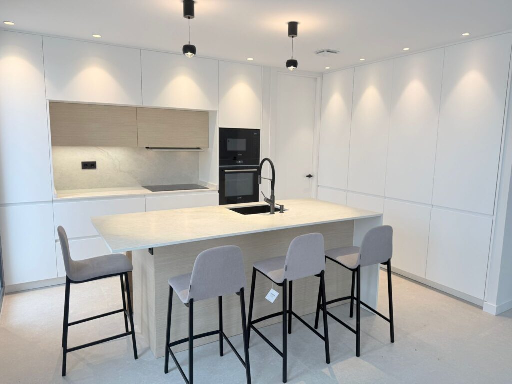 Cocina abierta integrada en salón foto completa