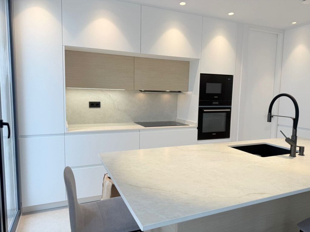 Cocina abierta en blanco detalle isla